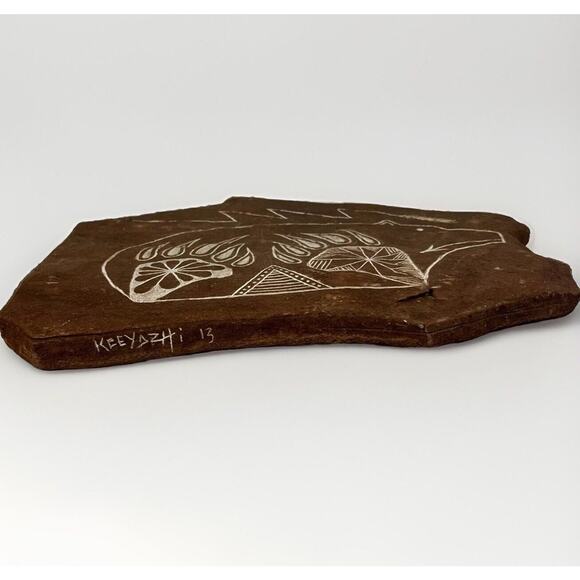 Keeyahzi Signed Native American Etched / 7.25 x 6” Carved Slate Bear/ Claws 2013 - Picture 3 of 6